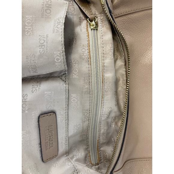 MICHAEL KORS, MEDIUM TAUPE PEBBLED LEATHER CROSSBODY BAG - Picture 13 of 16